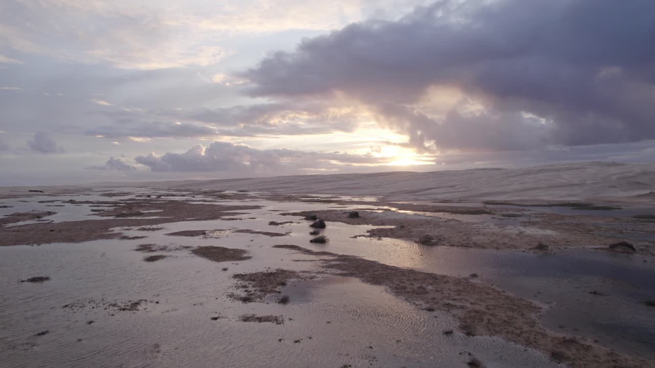 arenales y dunas de arena en la costa de la bahía de anna en la playa de stockton en una puesta de sol en nsw, australia