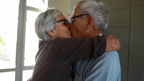 una pareja de ancianos bailando en casa 4k