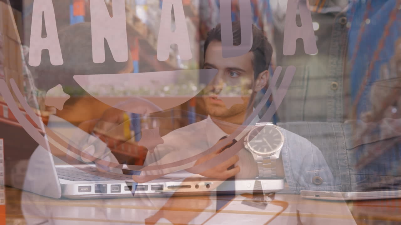 animación de una mujer biracial usando una computadora portátil sobre trabajadores diversos en un almacén