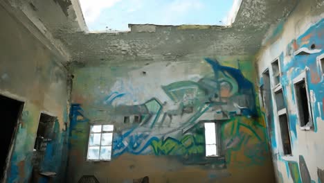 habitación abandonada con graffiti y claraboya