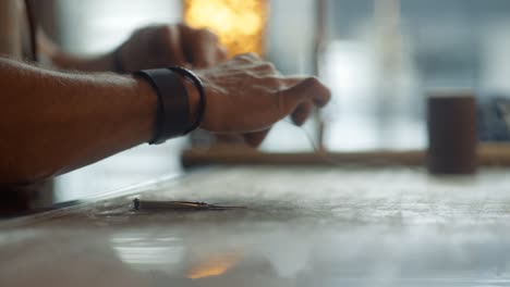 hilo de corte artesanal en preparación para la costura manual de artículos de cuero