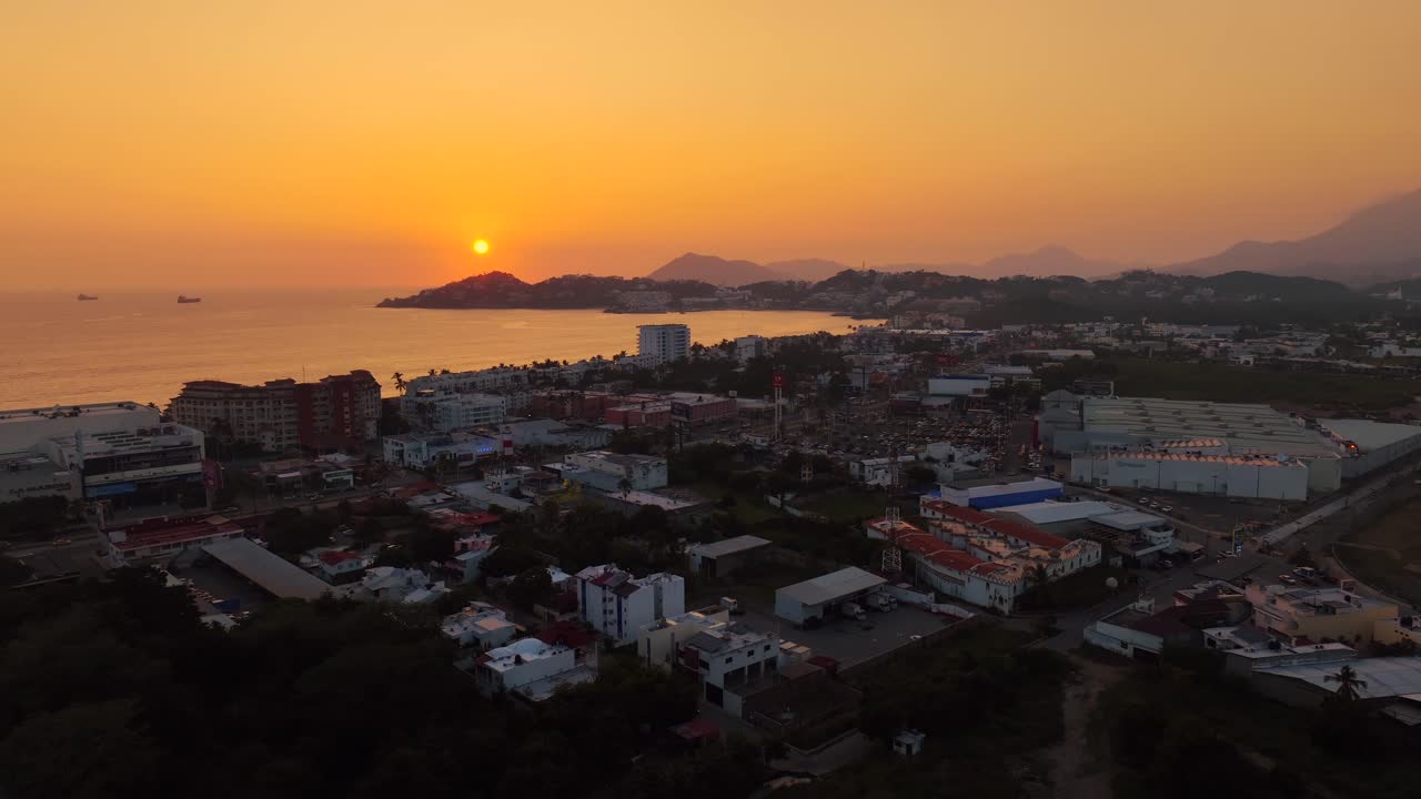 hora de oro sobre el horizonte en la península de santiago desde el área del hipermercado soriana en manzanillo, colima, méxico