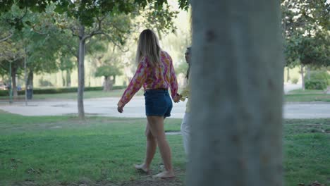 dos mujeres caminando en un parque