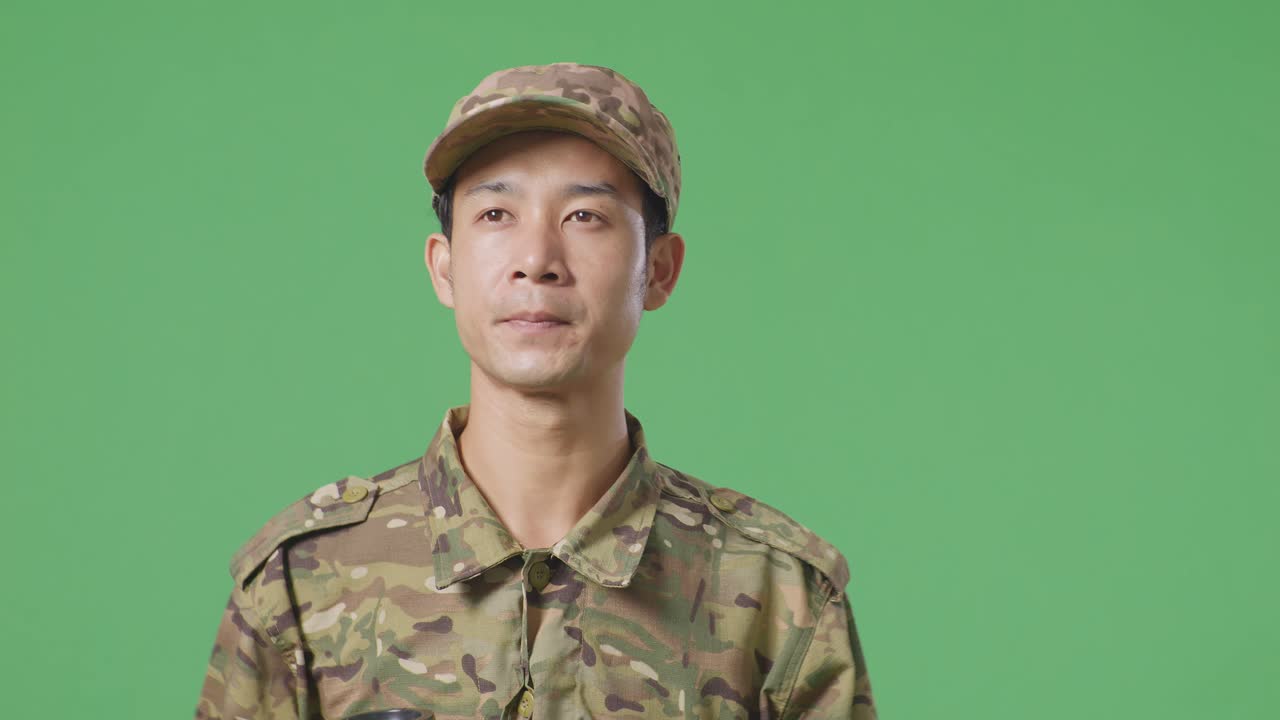 녹색 스크린 배경 스튜디오에서 고 커피를 마시는 아시아인 군인의 클로즈업