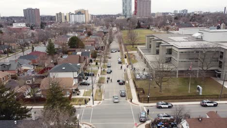 Vorstadtschule-In-Toronto:-Eine-Drohnenaufnahme-Von-Nicht-Wiederzuerkennenden-Kindern,-Die-Tagsüber-Die-Schule-Verlassen