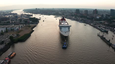 Crucero-Queen-Mary-2-En-El-Puerto-De-Hamburgo-Durante-La-Hora-Dorada-En-Los-Días-De-Crucero-Con-El-Horizonte-De-Hamburgo-En-El-Fondo-Junto-A-Elbphilharmonie