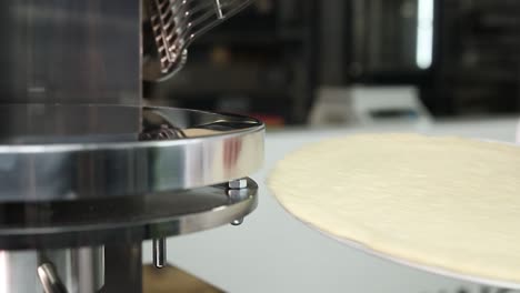 preparando la masa de pizza en una máquina