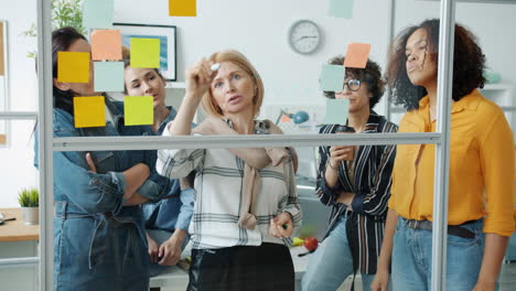sesión de lluvia de ideas en equipo