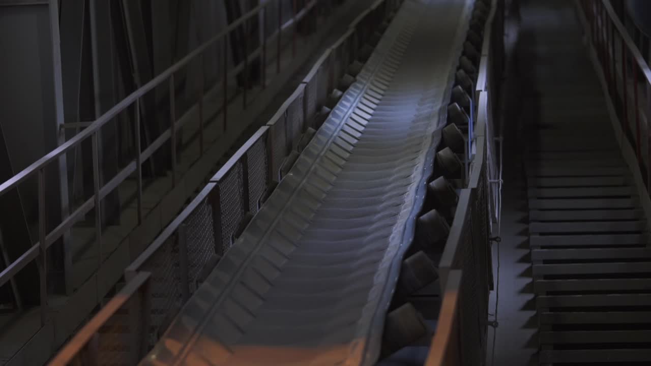 작동 중인 산업용 컨베이어 벨트