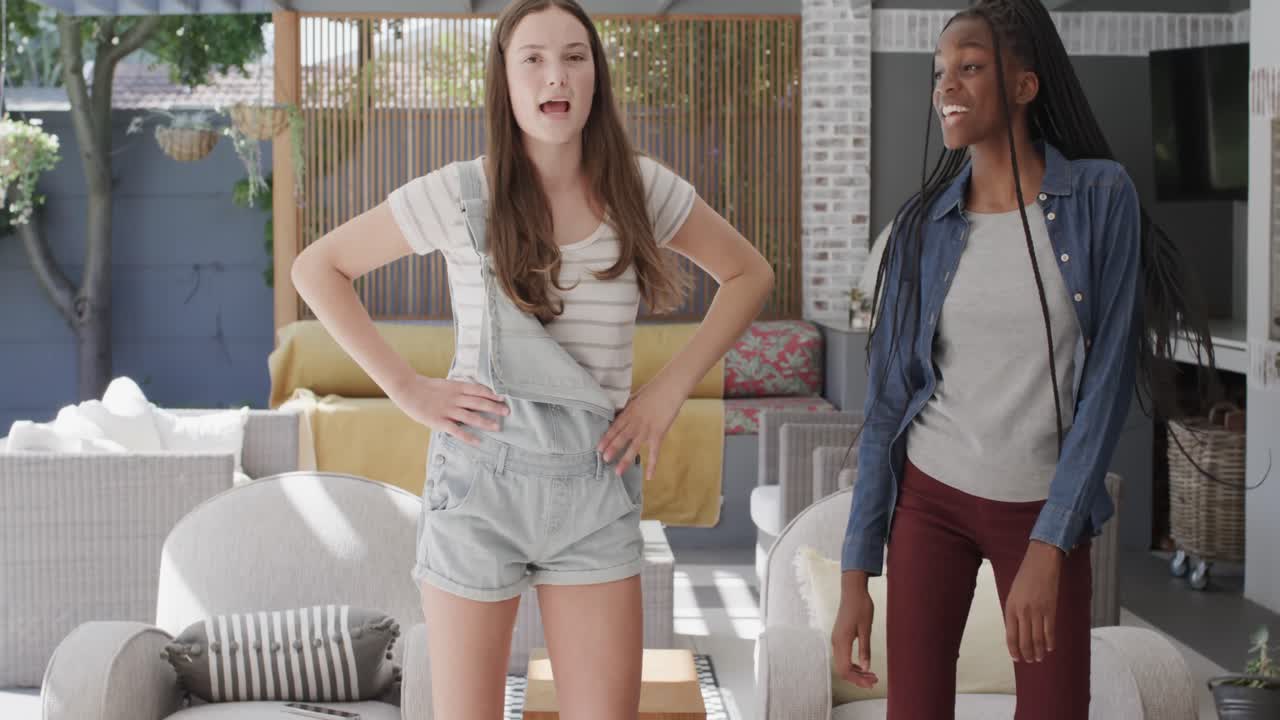 슬로우 모션으로 춤을 추고 비디오 블로그를 만드는 행복한 다양한 십대 여성 친구들의 초상화