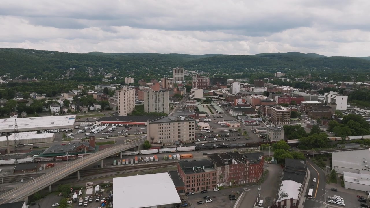 Ripresa aerea con drone di Binghamton in una giornata nuvolosa. Scattato nello Stato di New York durante l'estate