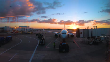 Zeitraffer-Des-Sonnenuntergangs-Am-Flughafen