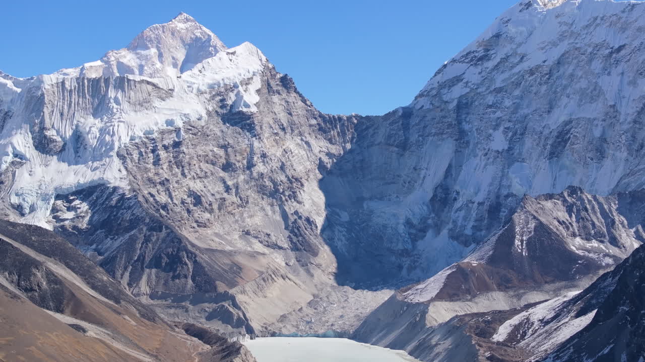 ネパールのエベレスト地域、ヒマラヤ山脈の麓にあるインジャ氷河とインジャ氷河湖に形成されつつある氷河池を映し出すティルトショット。