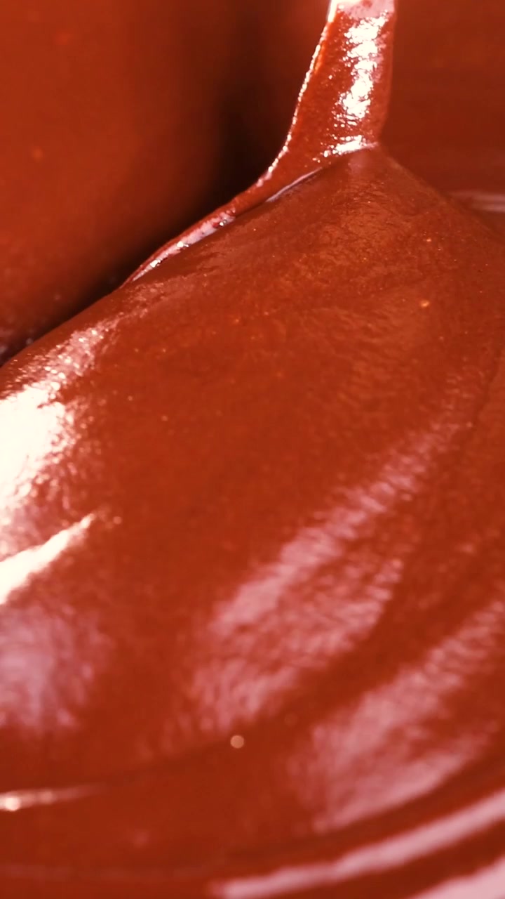 Sequenza di cioccolato liscio che si scioglie e viene mescolato
