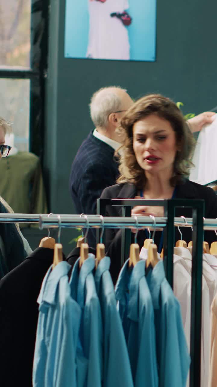 Video verticale: fashion stylist che propone articoli di abbigliamento a un cliente abituale