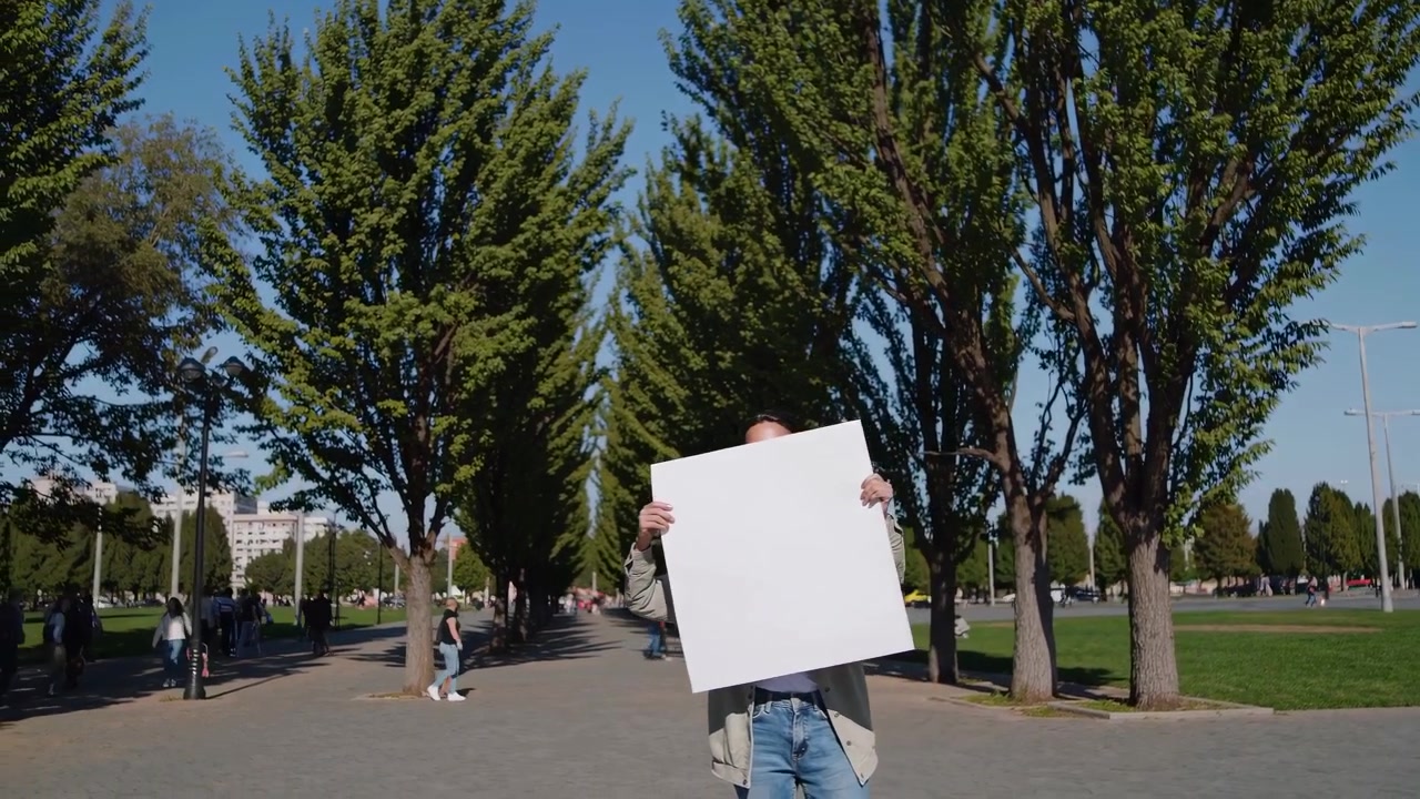 Pessoa Segurando Placa Branca em Branco em Parque Público