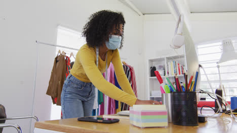 Diseñadora-De-Moda-Femenina-Usando-Mascarilla-Usando-Computadora-En-El-Estudio