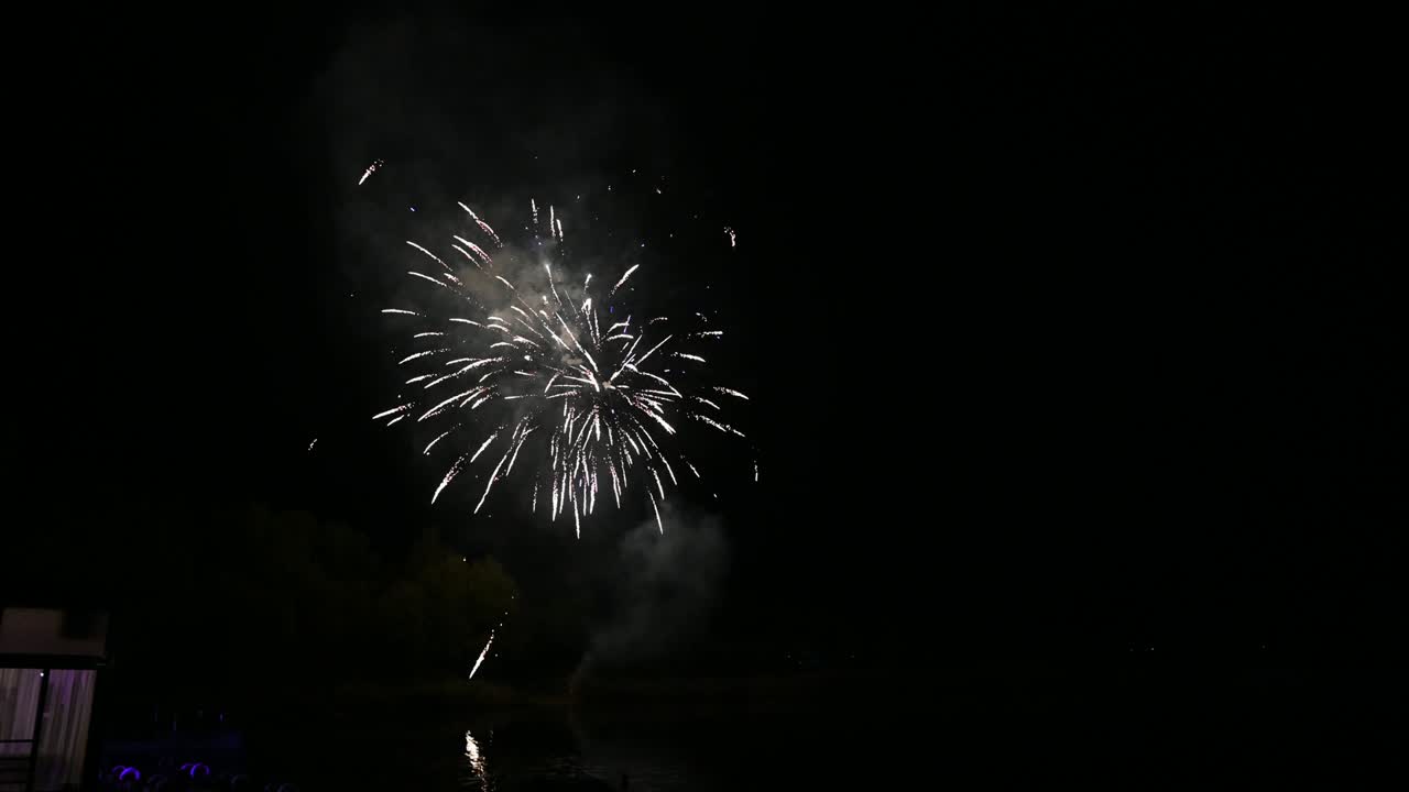 4K. Loop continuo di sfondo di veri fuochi d'artificio. Sfocatura astratta di veri fuochi d'artificio dorati scintillanti