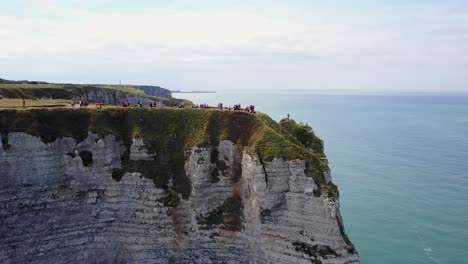 volando hacia la gente en el borde de etretat