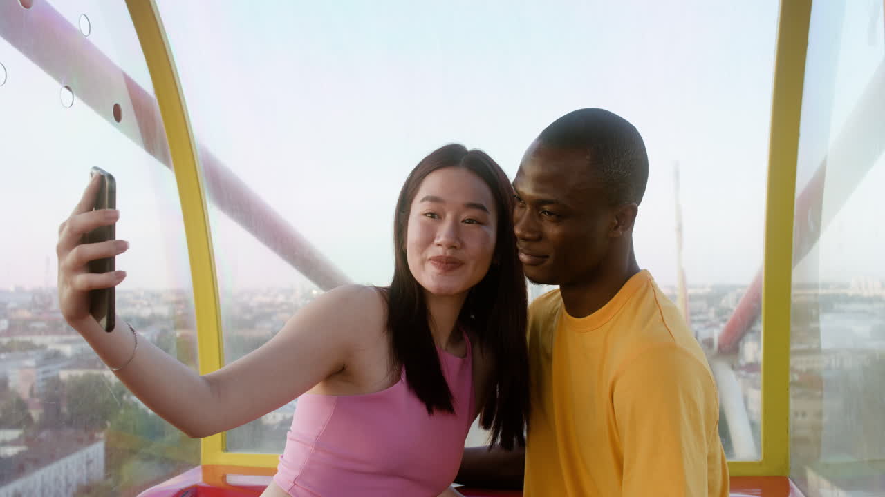 즐거운 시간을 보내는 커플