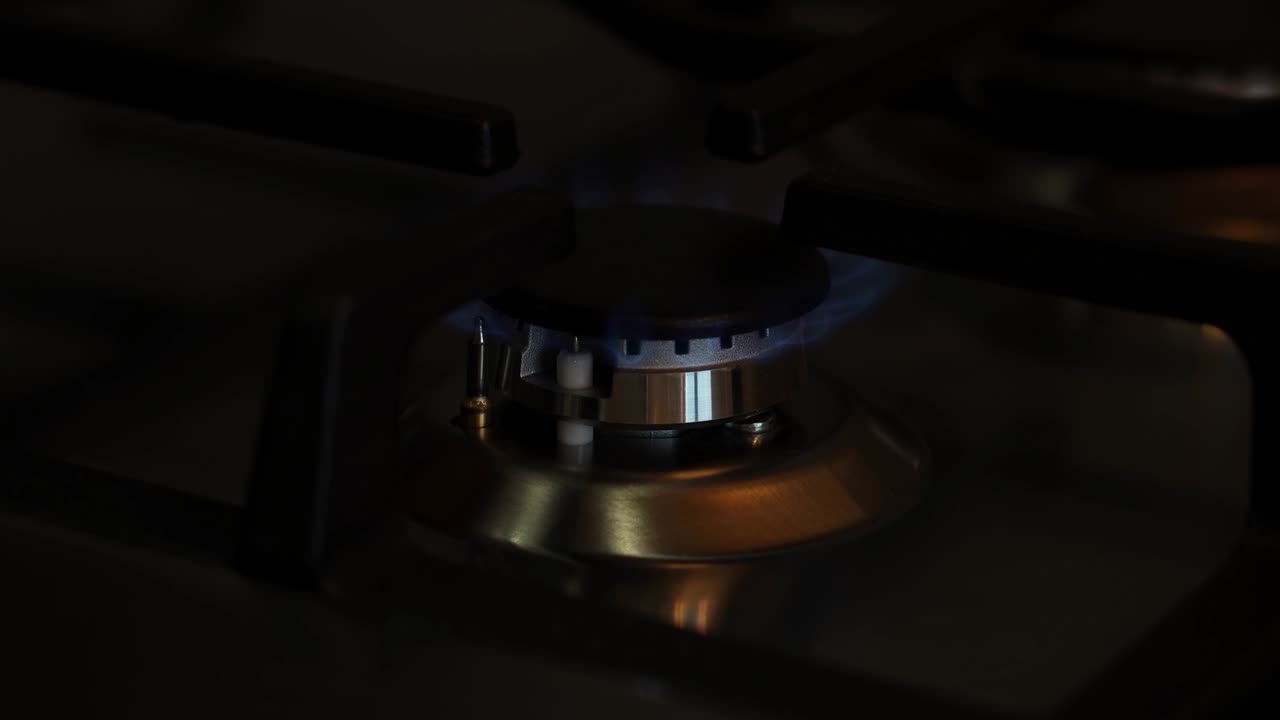 включите газовую плиту на кухне. нагревайте чайник на газовом пламени. близко, 4k видео.