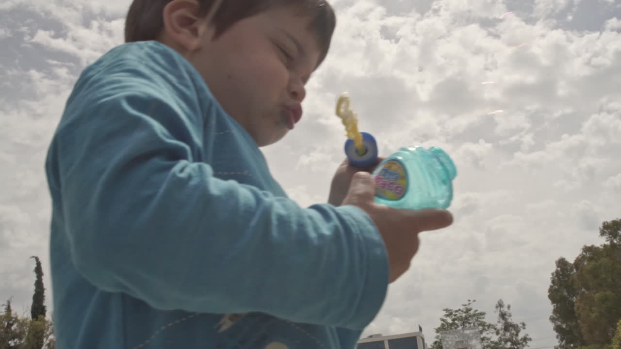 아이는 거품 불기 장난감 60fps를 가지고 논다