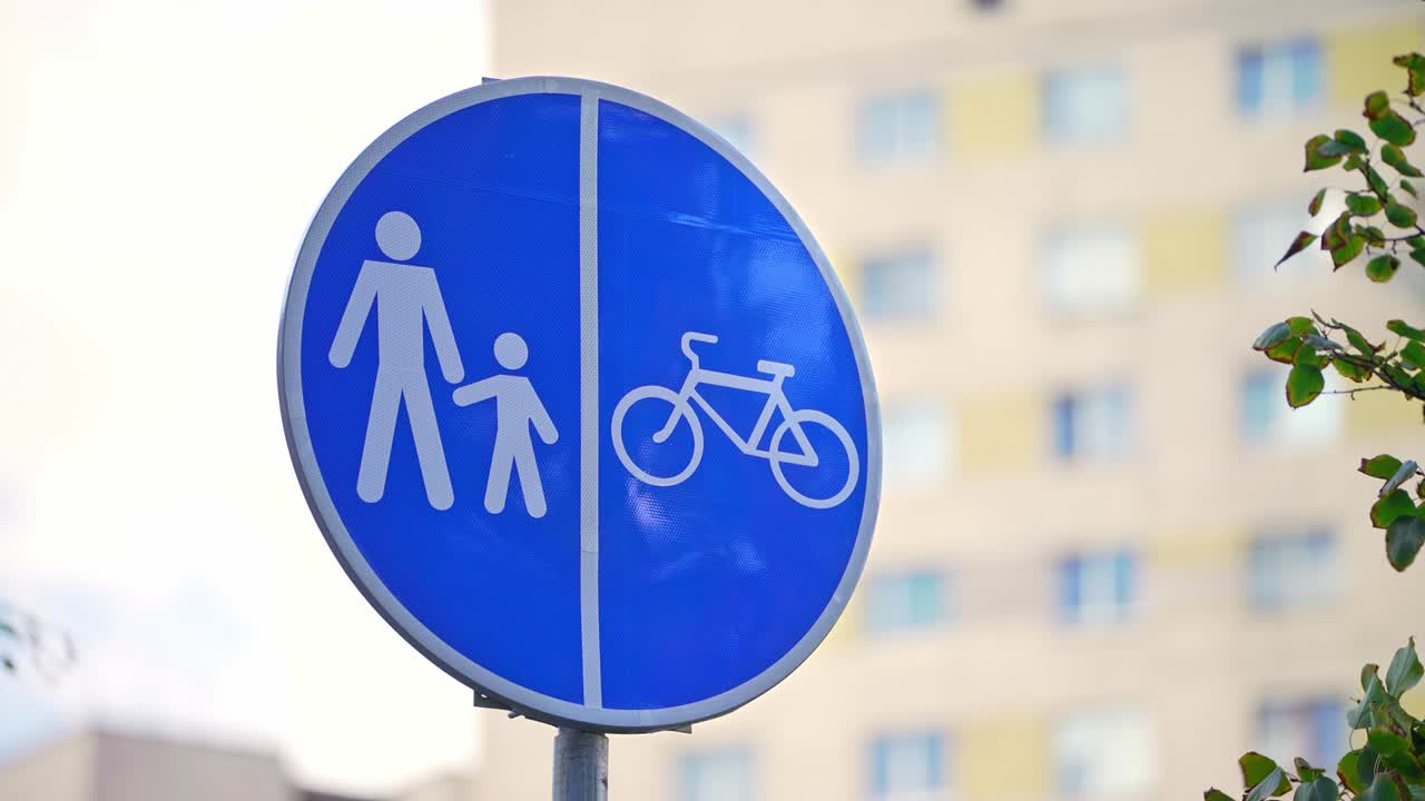 자전거 표지판. 자전거 차선. 자전차 경로. 자전기 및 산책 경로.