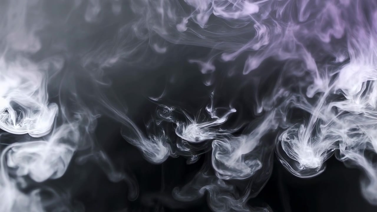 Fumo e vapore soffici si librano su uno sfondo scuro nei toni del bianco brillante e del lavanda pallido, creando strati traslucidi, volute arricciate, ampio spazio negativo e un'elegante atmosfera suggestiva