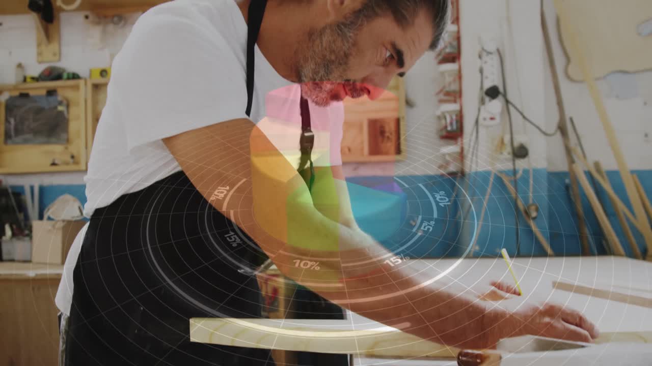 워크에서 일하는 백인 남성 목수에 대한 원형 스캐너 데이터 처리 애니메이션