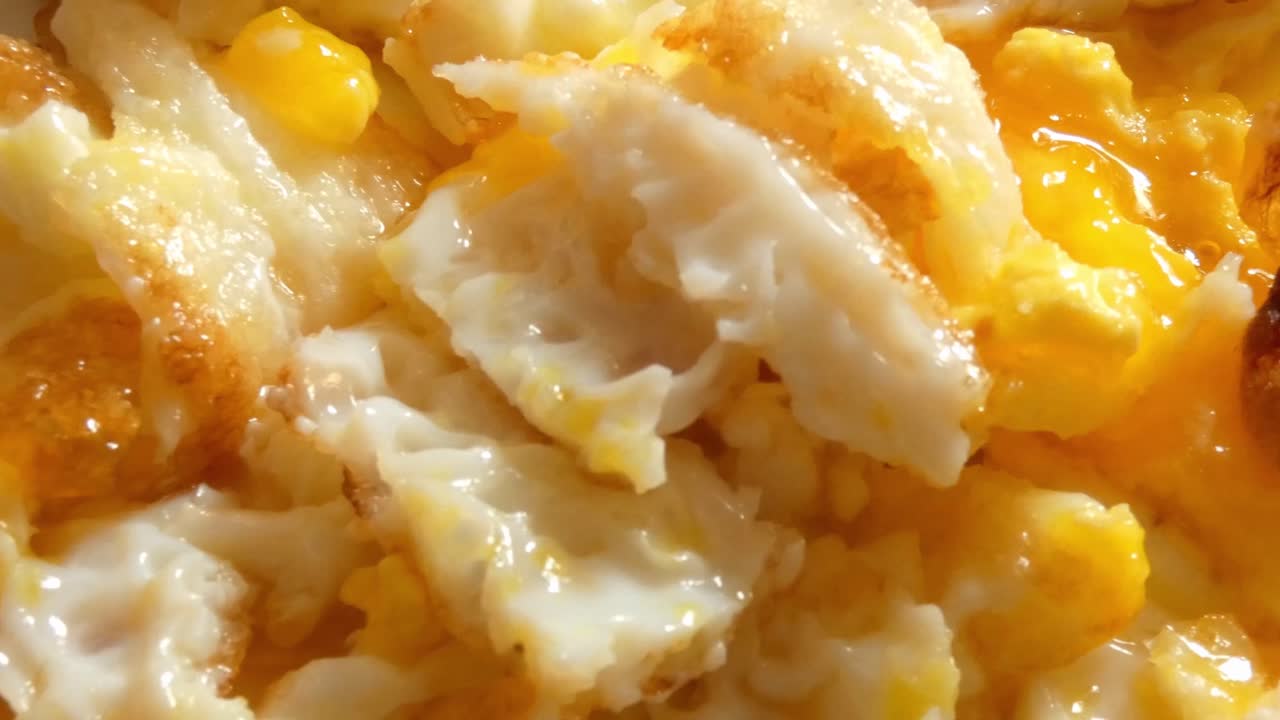 포크와 칼로 잘라낸 후 은 달의 클로즈업 입니다.