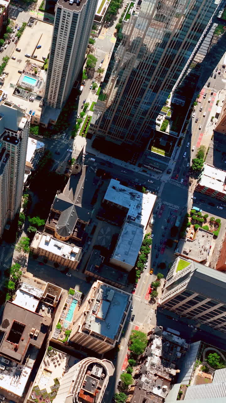 Vista aérea superior da Catedral do Santo Nome em River North, Chicago. Esta igreja é um marco histórico da cidade. Vídeo vertical