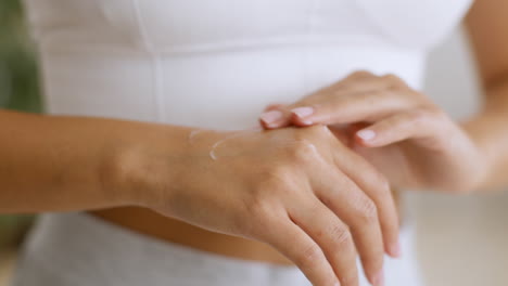 mujer aplicando crema para las manos