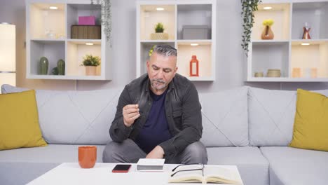 un anciano pensativo con un anillo en la mano. pensamiento de separación.