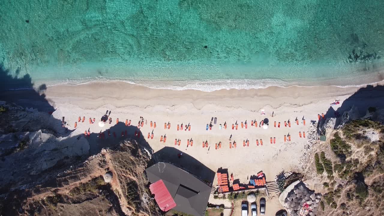 알바니아 크사밀의 모래사장 해변과 맑고 푸른 이오니아 바다 - 오버헤드 오름차순