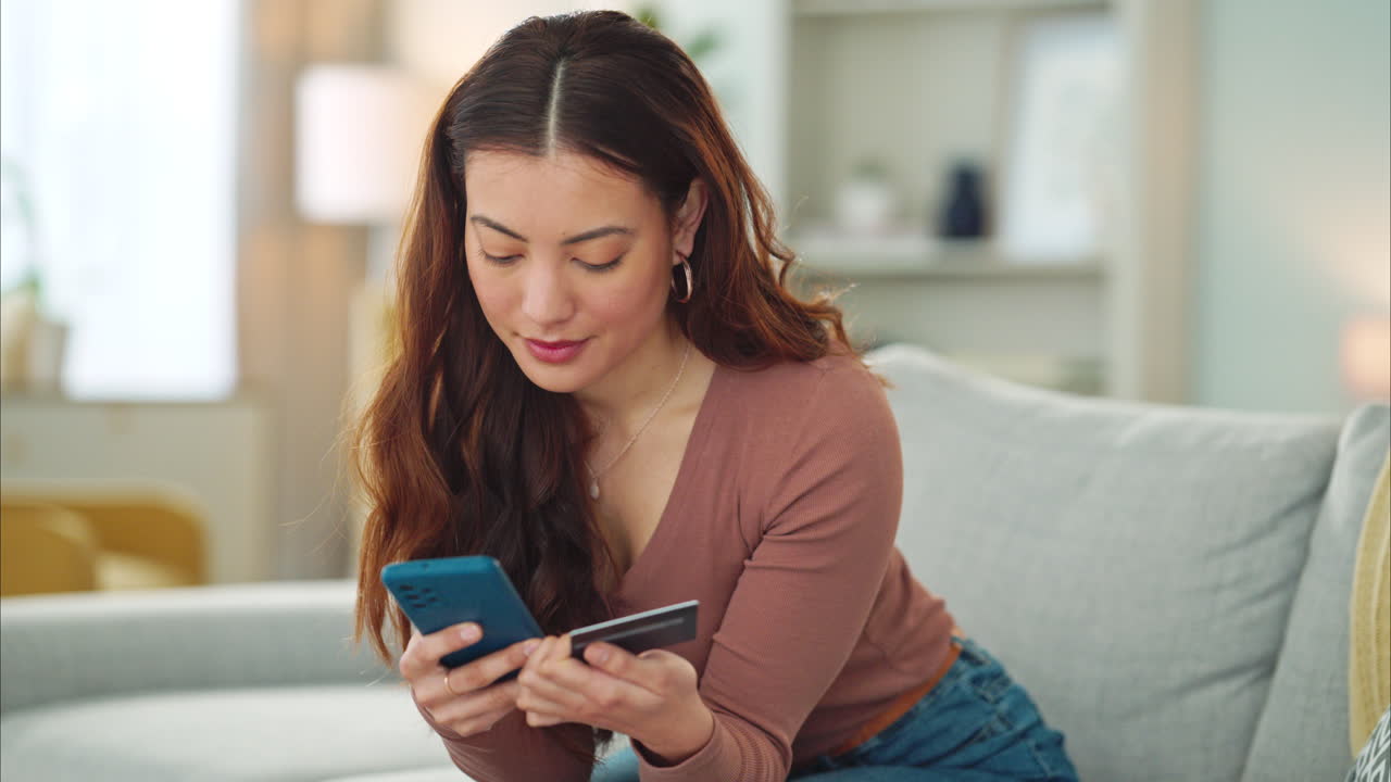 mujer, tarjeta de crédito y teléfono para el comercio electrónico