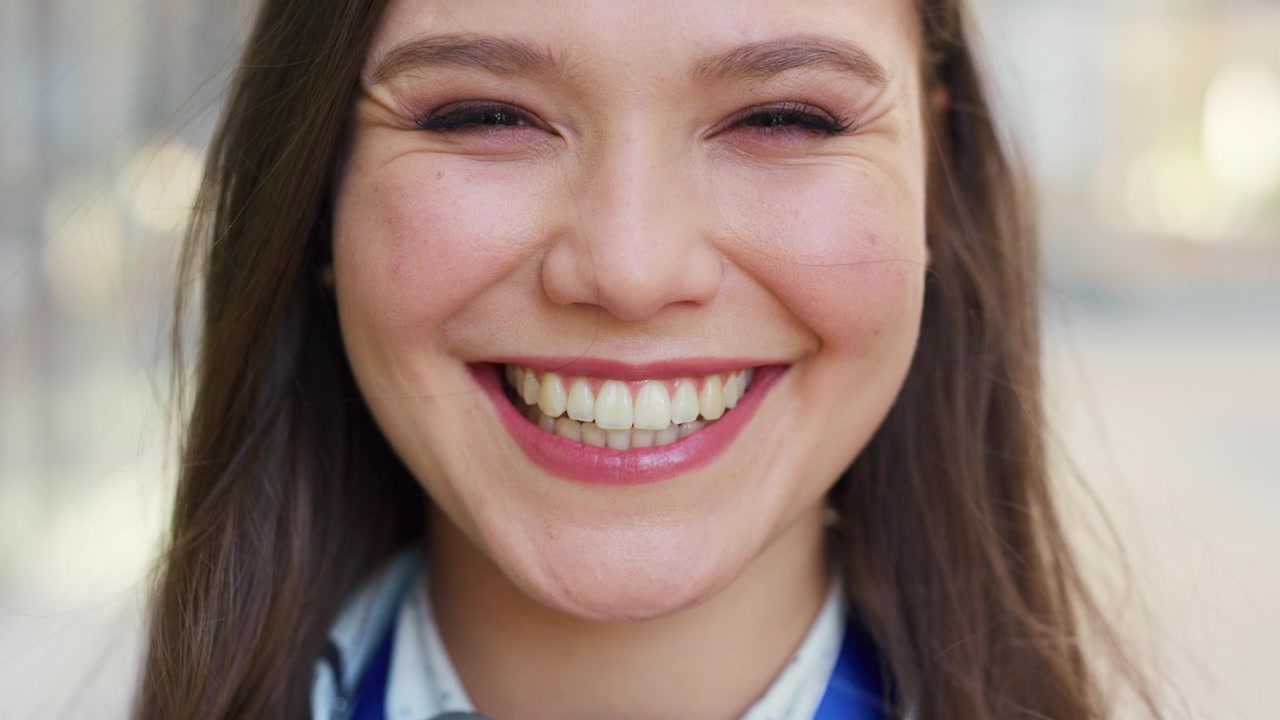 Ritratto da vicino di una giovane donna sorridente