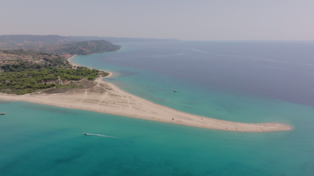 una vista aérea de una hermosa playa en grecia