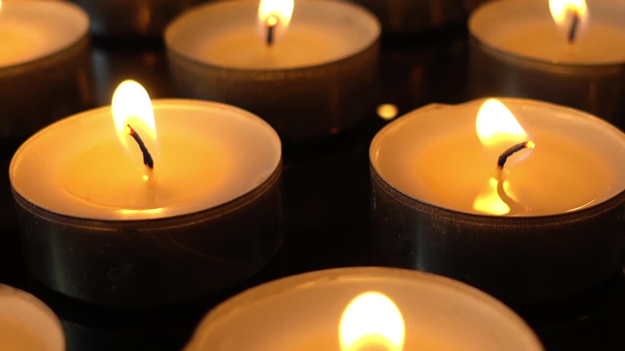 Candele su sfondo nero