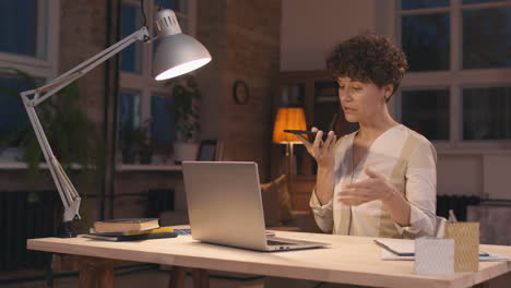 mujer haciendo una llamada de video en casa