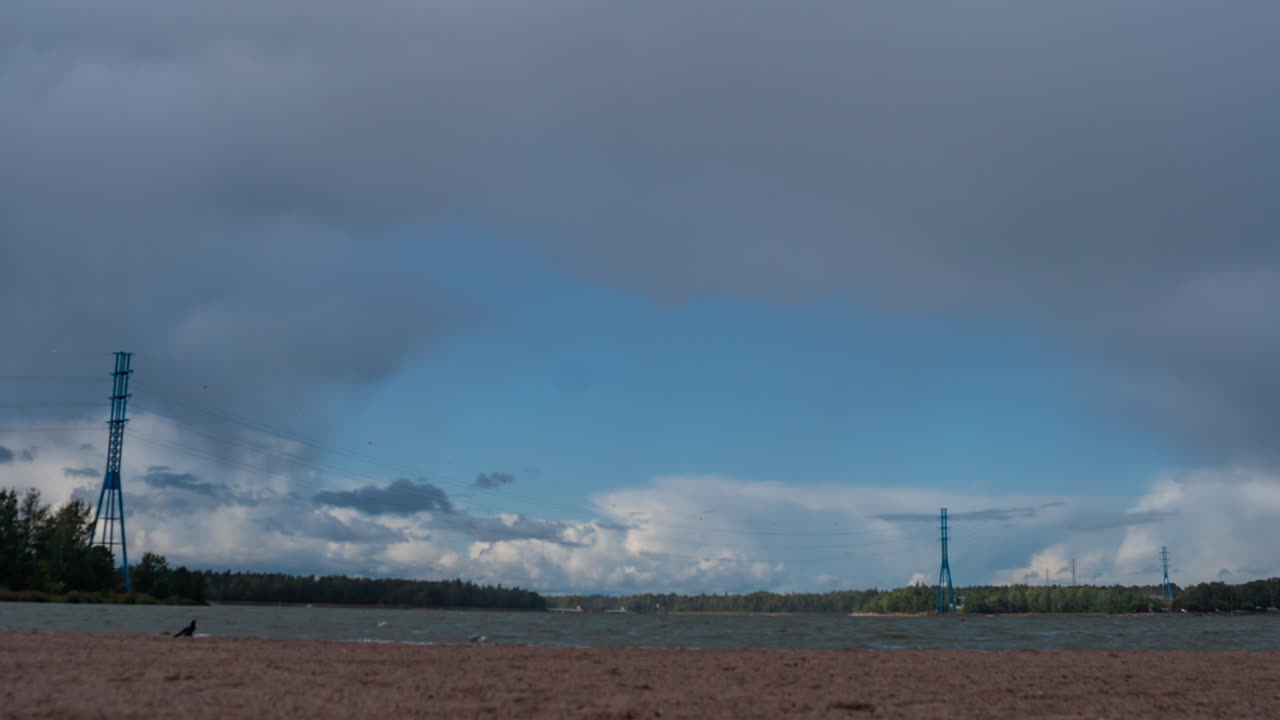 핀란드의 수도인 헬싱키의 발트해 연안의 4k 타임스, 가을의 아름다운 구름과 함께