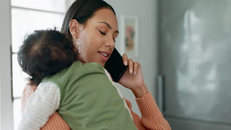 Llamada-Telefónica,-Multitarea-Y-Una-Mujer-Sosteniendo-A-Su-Bebé