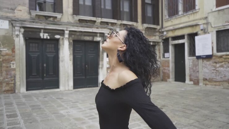 Bella donna che volteggia nel cortile di un palazzo al rallentatore