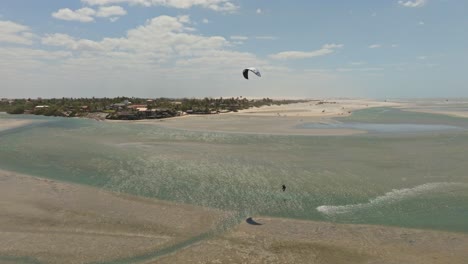 kitesurfista haciendo un pequeño salto en una laguna en brasil