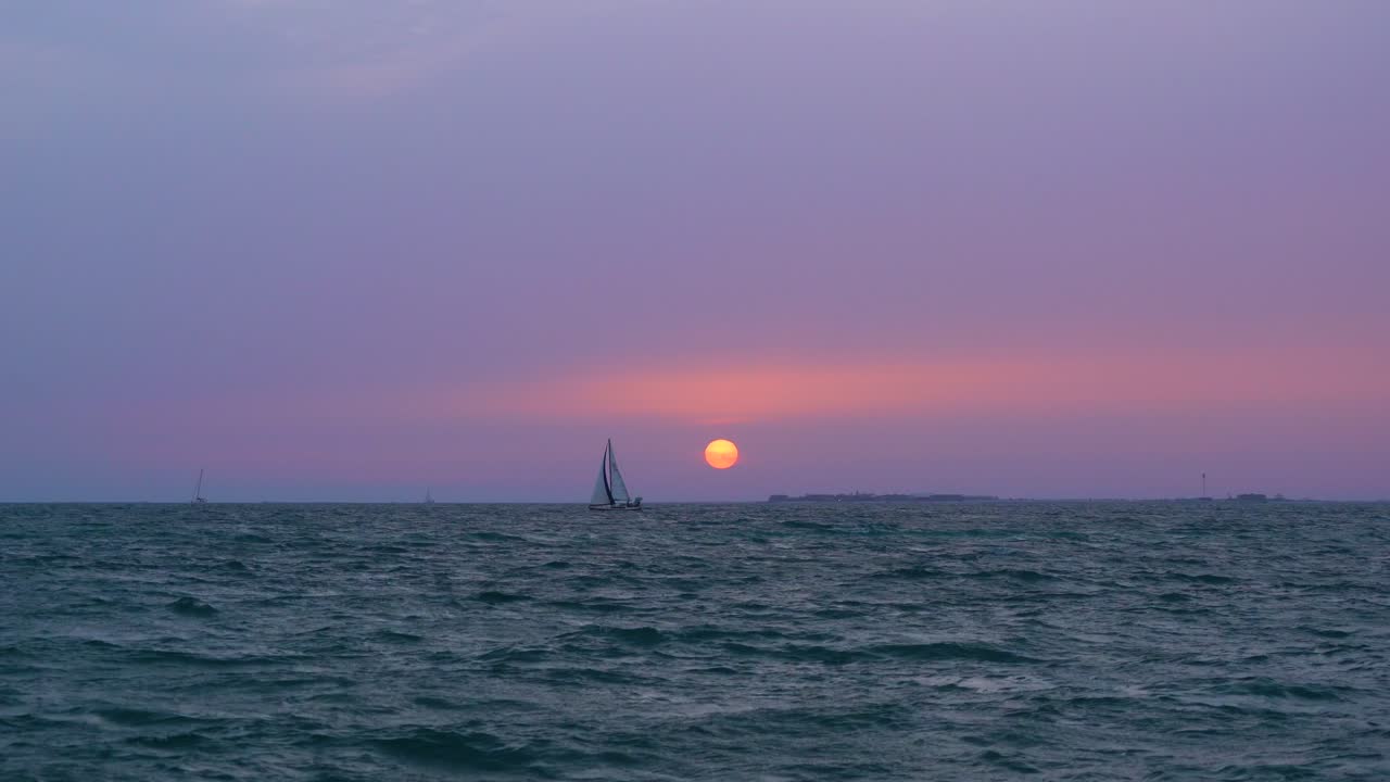 파자 해변에서 두바이의 아름다운 일몰을 배경으로 항해 보트