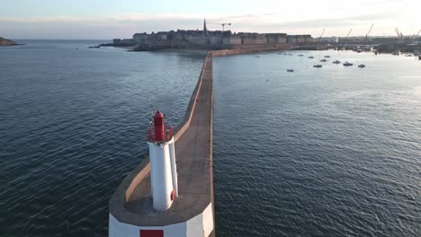 Faro-Y-Muelle-De-Saint-malo-En-Bretaña,-Francia