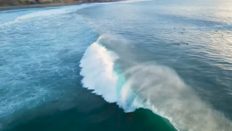 Las-Olas-Rompen-En-La-Playa-De-Los-Negros