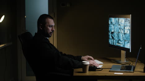 hombre con teclado en la cabaña por la noche