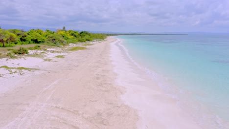 Playa-De-Pedernales---Playa-De-Arena-Blanca-Con-Mar-Azul-Claro-En-Verano-En-República-Dominicana