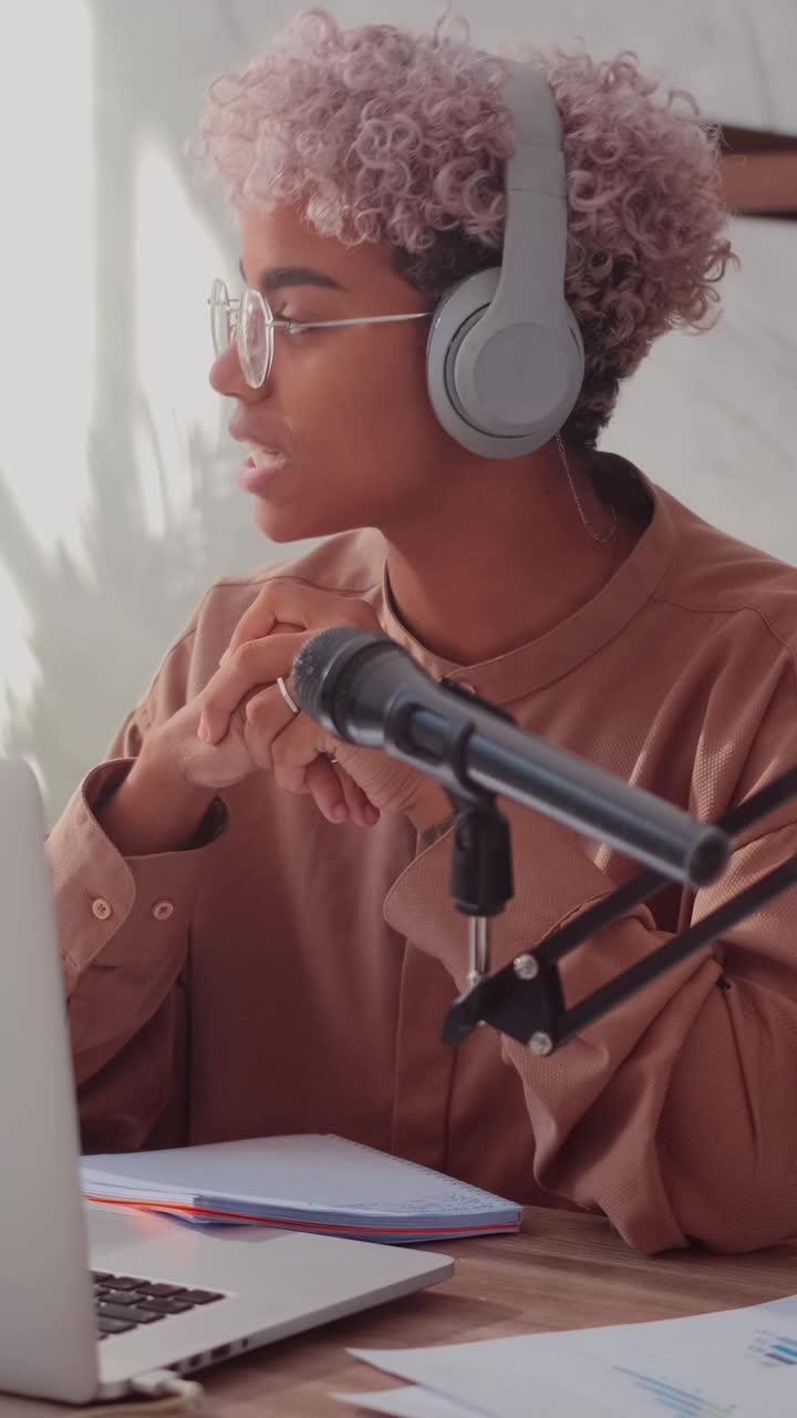 Streaming session with an african american blogger and broadcaster online