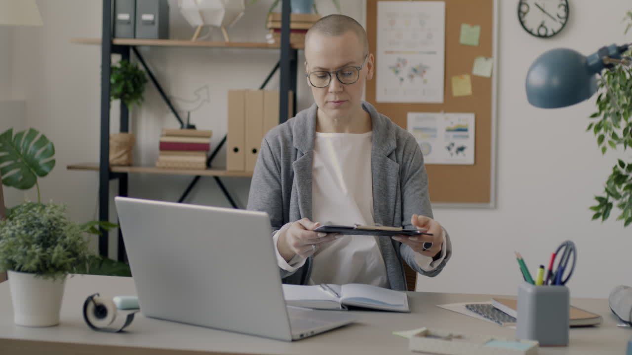 женщина, работающая в офисе